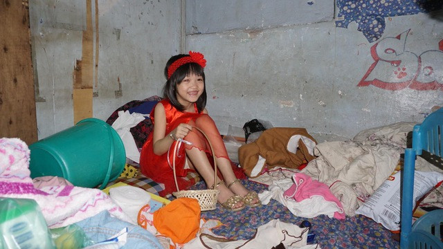 "Lúc con gái mới được cho lên mạng xã hội nhiều người đến cho tiền, mong muốn cho cháu đi học thời trang nhưng sau đó không thấy quay lại."- Chị Thanh chia sẻ.