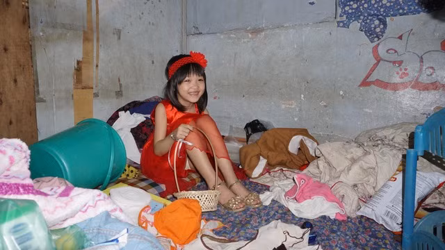 "Lúc con gái mới được cho lên mạng xã hội nhiều người đến cho tiền, mong muốn cho cháu đi học thời trang nhưng sau đó không thấy quay lại."- Chị Thanh chia sẻ.