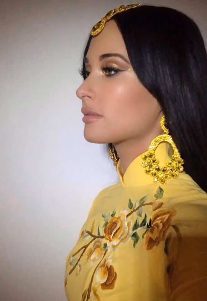 Những hình ảnh trên mặc áo dài phản cảm của nữ ca sĩ người Mỹ vẫn tiếp tục nhận được sự quan tâm lớn từ CĐM. Bên cạnh đó có rất nhiều bình luận trái chiều của cư dân mạng được đưa ra.