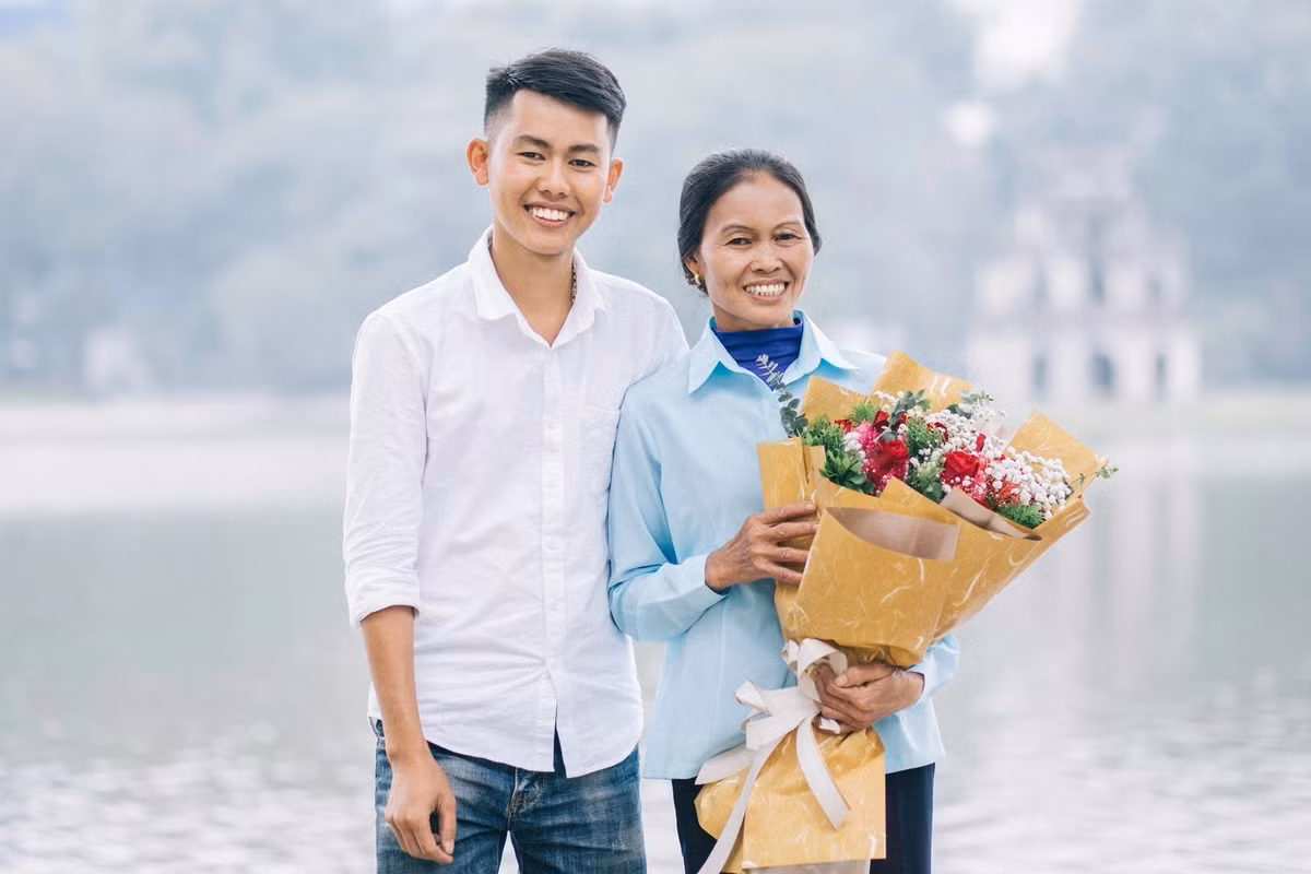 "Chưa biết diễn tả cảm xúc này như nào nữa, thật sự rất may mắn khi là người Việt Nam duy nhất trong hạng mục '' Media, Marketing &amp; Advertising '' mình rất biết ơn sự ủng hộ của tất cả mọi người theo dõi gia đình mình" - Đồng Văn Hùng bày tỏ sự xúc động khi được vinh danh.