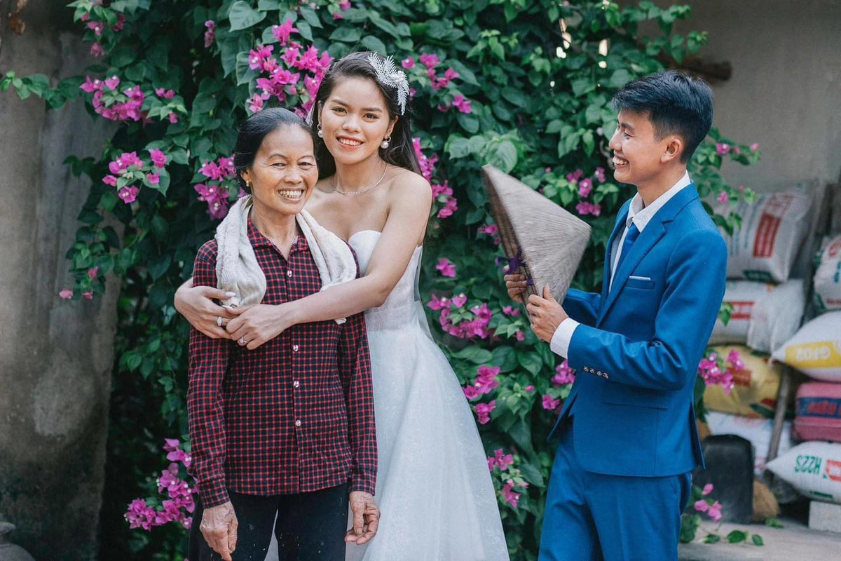 Tạp chí Forbes giới thiệu Đồng Văn Hùng là Youtuber đằng sau kênh "Ẩm thực mẹ làm", tự hào với hơn 1 triệu người đăng ký và giới thiệu với khán giả toàn cầu về ẩm thực nông thôn Việt Nam.