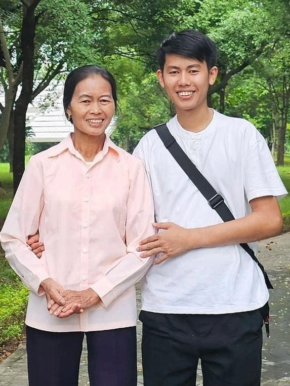 Với hình ảnh bình dị về làng quê đồng bằng bắc bộ cùng người mẹ tần tảo sớm hôm, kênh YouTube của anh nhận được sự ủng hộ của mọi người.