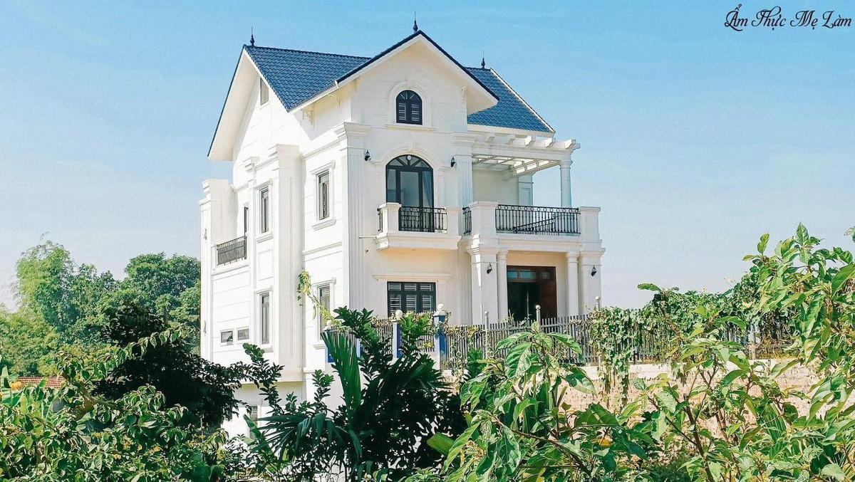 Nhờ có nguồn thu nhập từ việc làm video, Hùng đã có thể xây cho gia đình cơ ngơi khang trang hơn xưa rất nhiều.