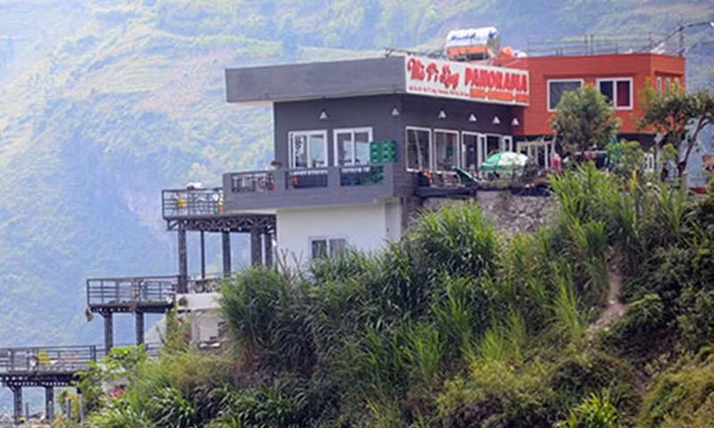 Khách sạn Panorama nằm sừng sững giữa đèo