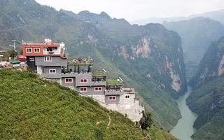 Đèo Mã Pì Lèng bị che mất một phần vì khách sạn