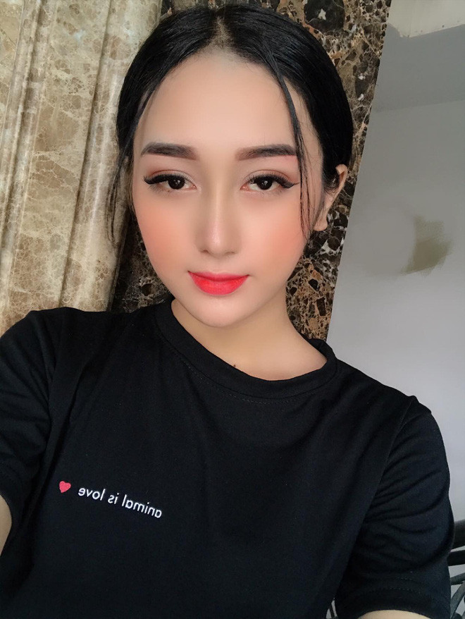 Cách đây một năm, khi bước sang tuổi 18, An Kim bắt đầu thực hiện các cuộc phẫu thuật chuyển giới và phẫu thuật thẩm mỹ để "lột xác" thành một con người hoàn toàn.