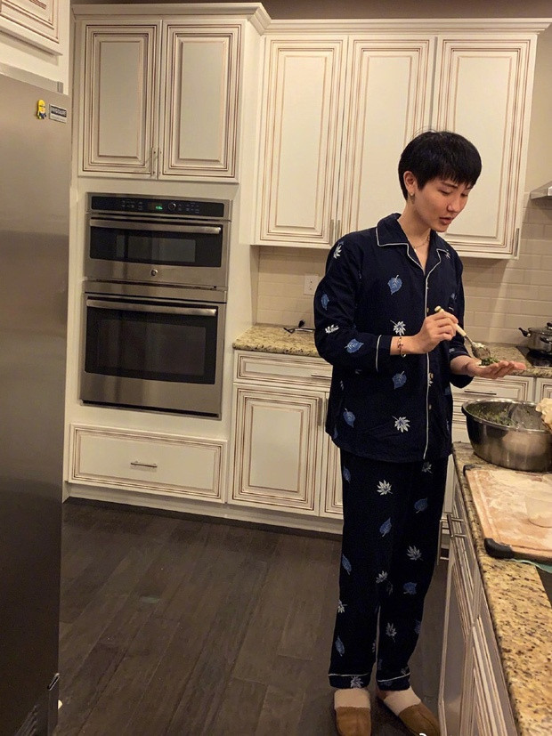 Ngoài gương mặt biến dạng do dao kéo quá đà, lần này, thân hình gầy gò, thiếu sức sống của Lưu Tử Thần khiến dân mạng không khỏi hoảng sợ.