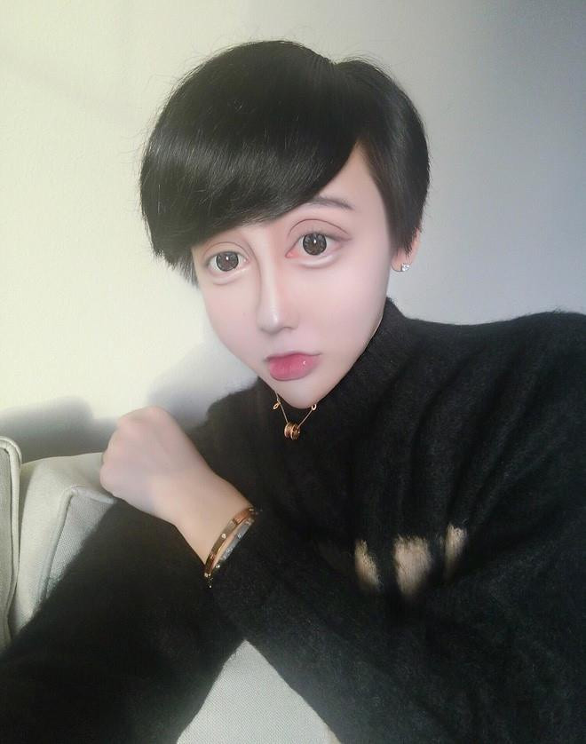 Lưu Tử Thần, còn có biệt danh “chàng trai mặt rắn”, là cái tên đầy tai tiếng trên mạng xã hội Trung Quốc vì gương mặt quái dị và những phát ngôn gây sốc.