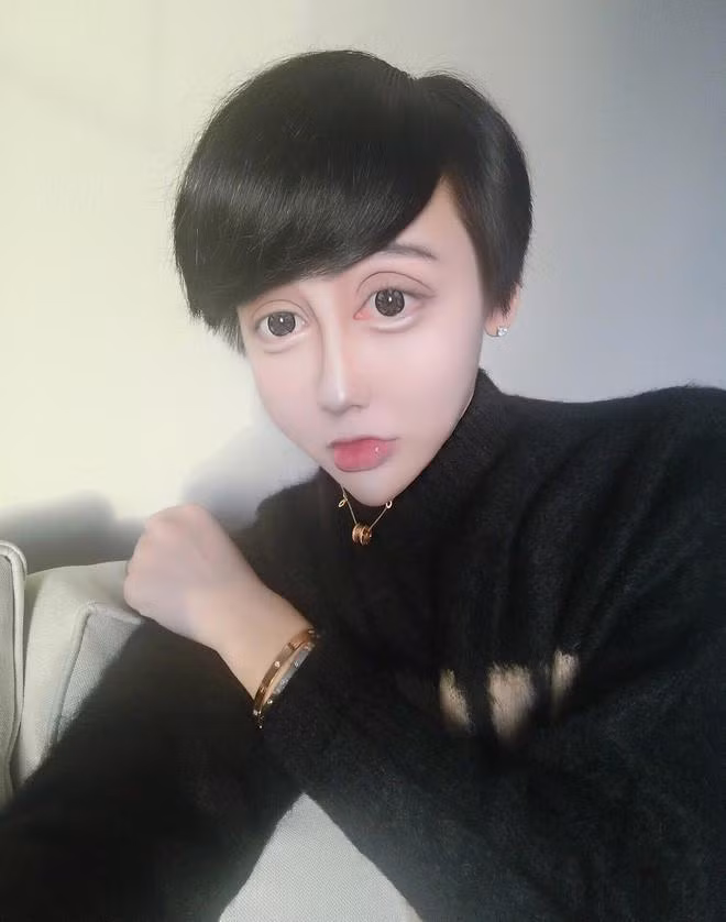 Lưu Tử Thần, còn có biệt danh “chàng trai mặt rắn”, là cái tên đầy tai tiếng trên mạng xã hội Trung Quốc vì gương mặt quái dị và những phát ngôn gây sốc.