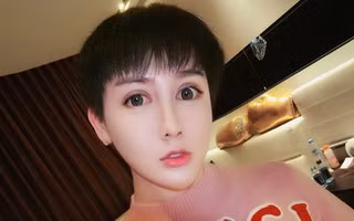 Giữa năm 2019, một bức ảnh được cho là chụp lén Lưu Tử Thần với tiêu đề “gương mặt thật sự của ‘chàng trai mặt rắn’” bất ngờ lan truyền trên mạng.