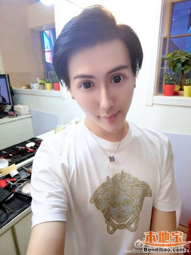 Nhiều người gọi Lưu Tử Thần là “thảm họa dao kéo”. Trong khi, số khác cho rằng khuôn mặt cứng đơ, đôi mắt vô hồn, chiếc cằm nhọn hoắt, biến dạng của 9X phần lớn là sản phẩm của việc chỉnh sửa ảnh quá đà.