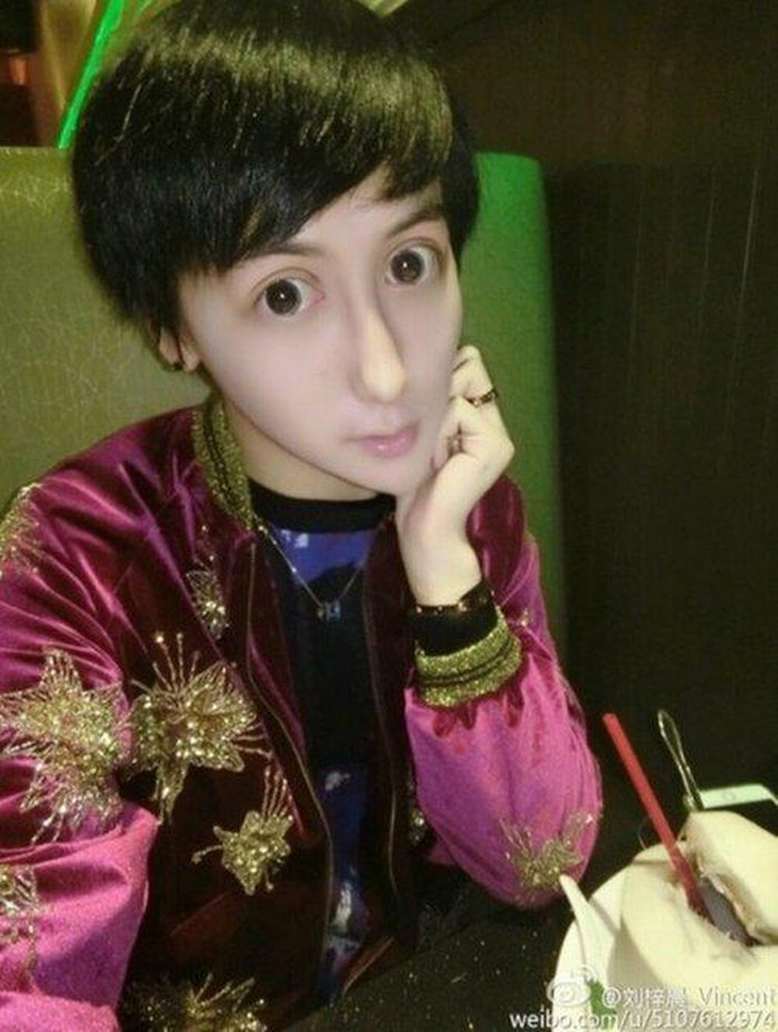 Chỉ xuất hiện trên sóng truyền hình một vài lần, hiếm khi công khai ảnh đời thường, “chàng trai mặt rắn” luôn khiến dân mạng tò mò về diện mạo thật của mình.