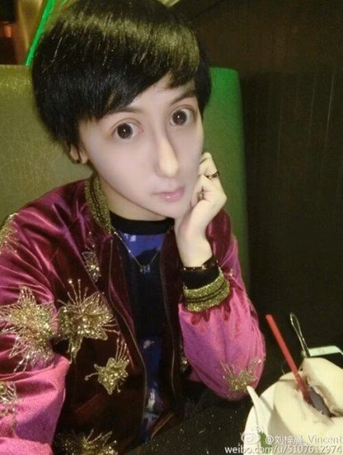 Chỉ xuất hiện trên sóng truyền hình một vài lần, hiếm khi công khai ảnh đời thường, “chàng trai mặt rắn” luôn khiến dân mạng tò mò về diện mạo thật của mình.