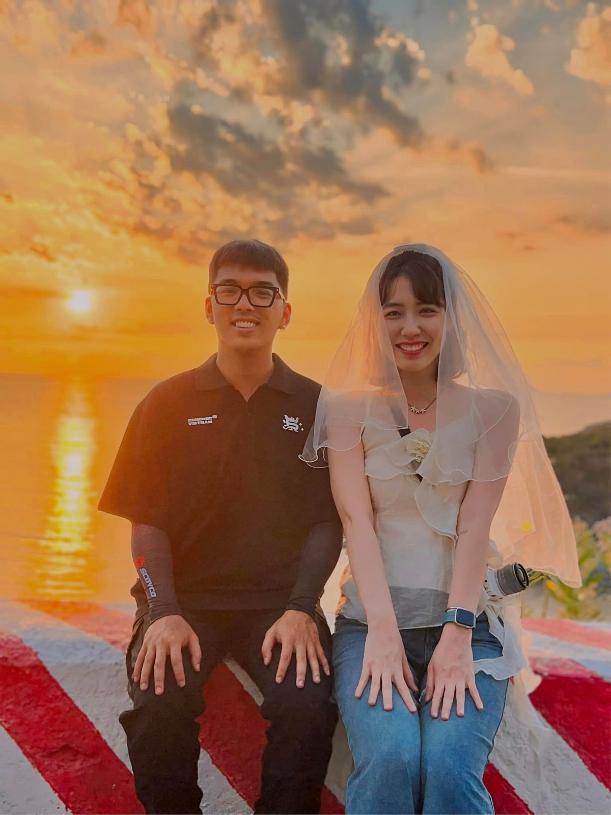 Khi thì chụp ảnh cùng nhau.