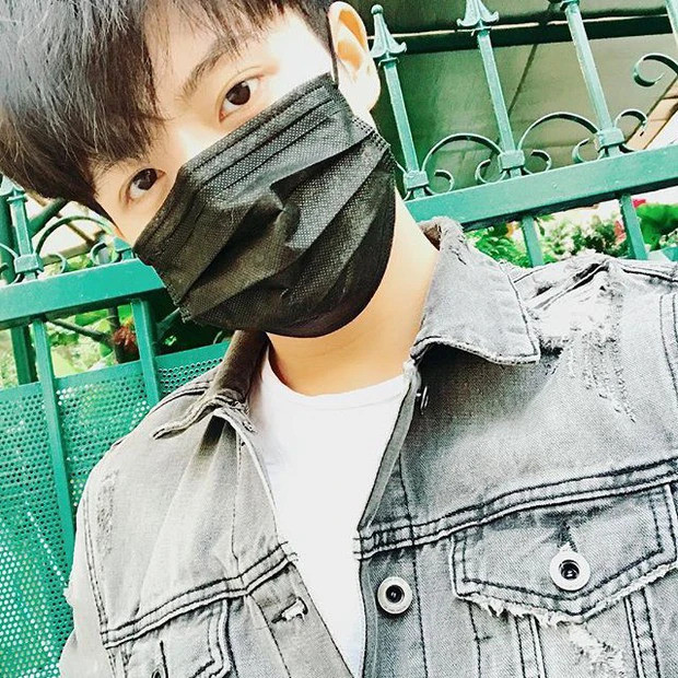 Suốt 1 khoảng thời gian dài, nam diễn viên không còn cập nhật nhiều hình ảnh của bản thân. Những lần anh xuất hiện trên mạng xã hội cũng toàn phải mang khẩu trang.