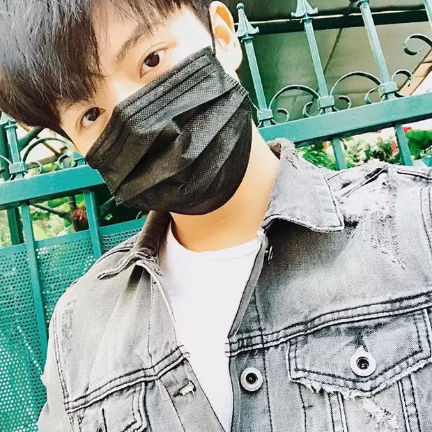 Suốt 1 khoảng thời gian dài, nam diễn viên không còn cập nhật nhiều hình ảnh của bản thân. Những lần anh xuất hiện trên mạng xã hội cũng toàn phải mang khẩu trang.