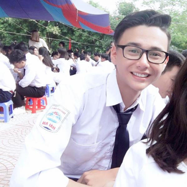 Anh chàng Nguyễn Trọng Minh quê ở Hải Phòng cũng là con lai gây chú ý cộng đồng mạng. Hiện tại, Minh đang là nam sinh theo học ngành Quản trị kinh doanh tại trường Đại học FPT.