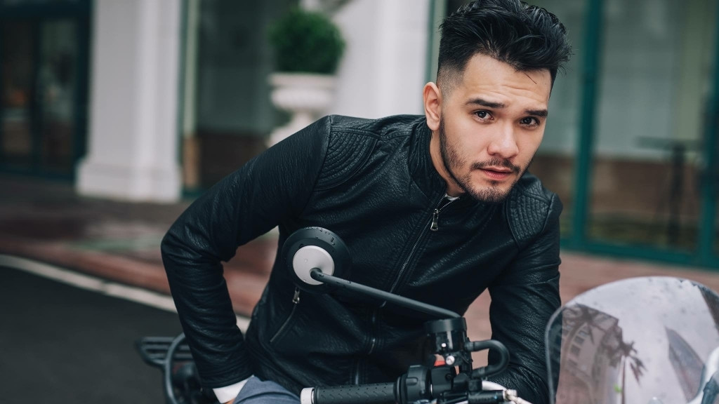 Anh từng được biết đến khi tham gia khá nhiều MV đình đám như Sau tất cả (Erik), Người anh từng yêu rất sâu nặng (Hương Tràm), Thời hạn của tình yêu (Mr.Siro)…