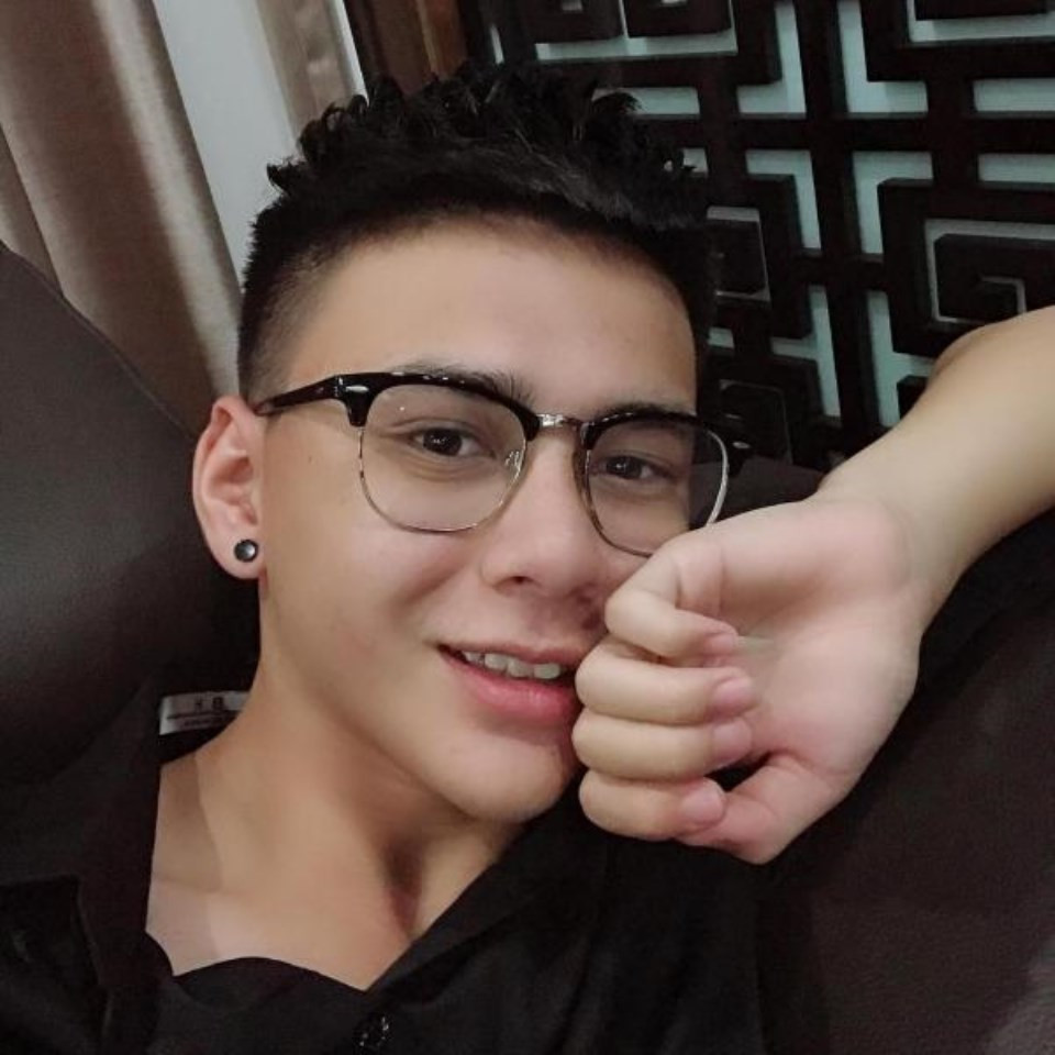 Từ nhỏ, chàng trai đã có một gương mặt điển trai khiến cho ai gặp cũng xiêu lòng. Năm 4 tuổi, cậu cùng mẹ trở về Việt Nam sống với bố và em trai của mình.