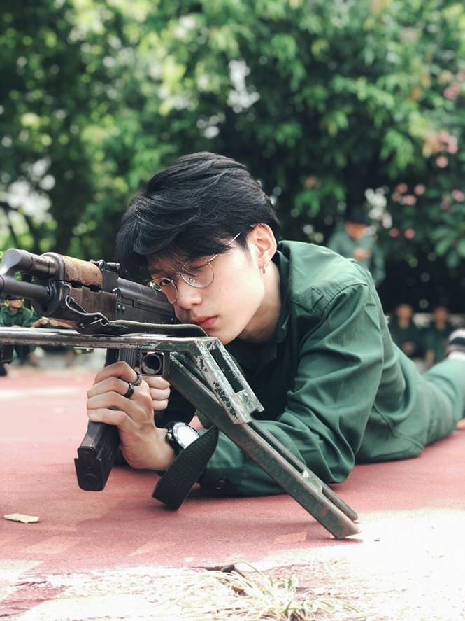 Nam sinh đẹp hút hồn trong tư thế tập ngắm bắn trong kỳ học quân sự.