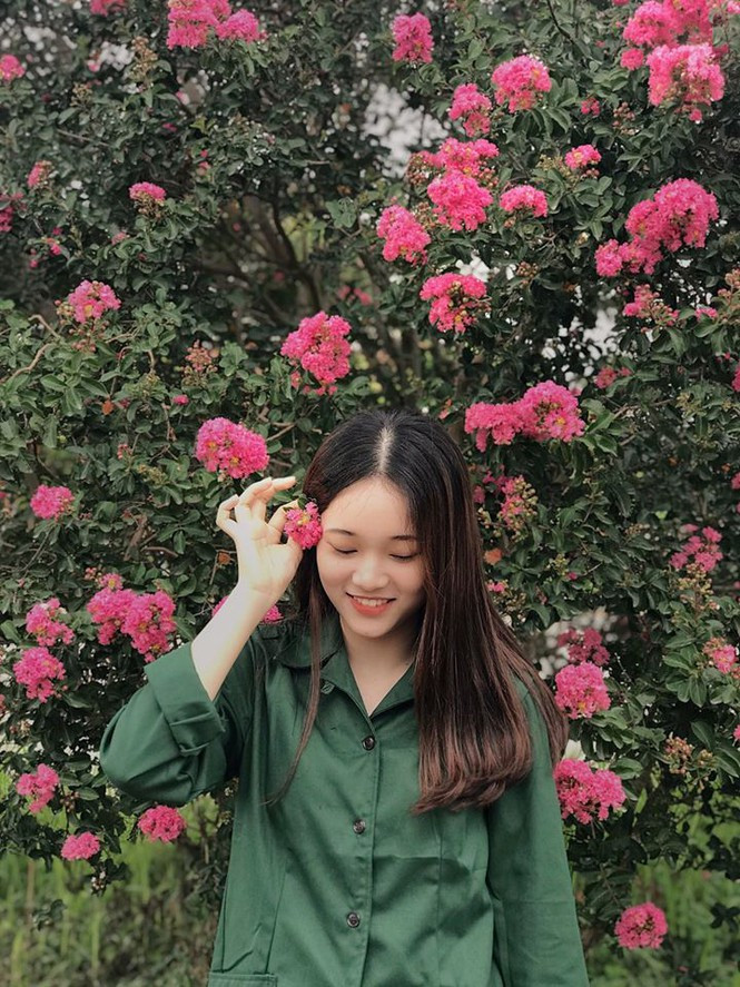Xung quanh em toàn là hoa.