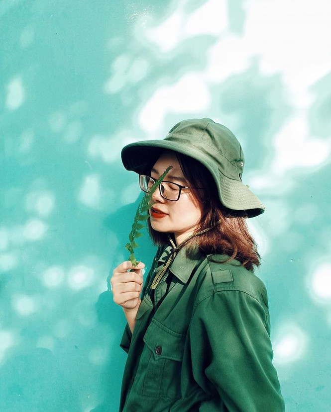 Giữ chiếc lá hờ hững trước mặt là auto có ảnh đẹp trong kì học giáo dục quốc phòng.