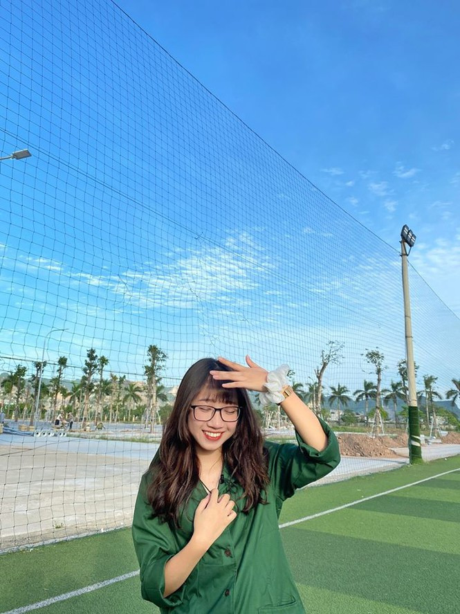 Dưới ánh nắng, bóng đường kẻ in trên khuôn mặt đem lại cảm giác nghệ thuật hơn hẳn.