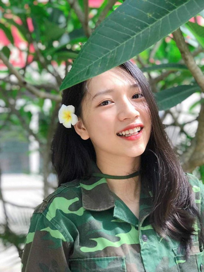 Thừa nhận là đôi khi bạn thấy tay mình hơi thừa thãi khi chụp ảnh phải không? Cài một nhánh hoa lên tóc hay dùng lá che một phần mặt vừa giúp đôi tay "có ích", vừa thêm phần duyên dáng nữ tính hơn.