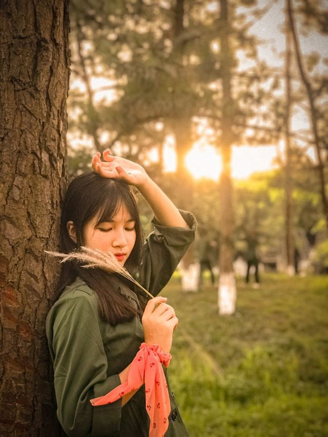 Dù là chụp giữa cánh đồng lau hay cầm một bông lau hờ hững thì cũng đều xinh xuất sắc.