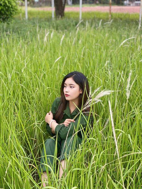 Nữ xinh xinh đẹp lạc giữa cánh đồng lau.