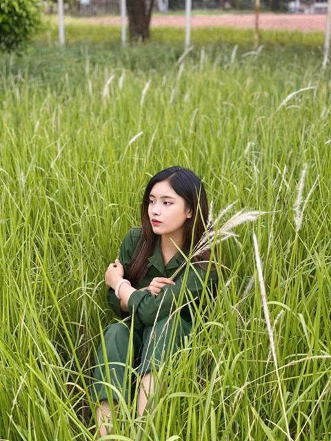 Nữ xinh xinh đẹp lạc giữa cánh đồng lau.