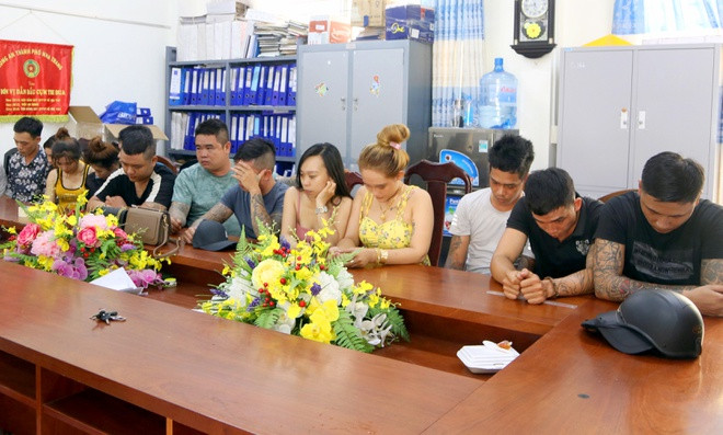 Hon chuc thanh nien duong tinh voi ma tuy trong quan karaoke