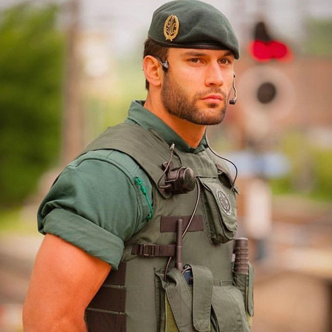 Jorge Pérez (sinh năm 1983) là sĩ quan thuộc lực lượng quân đội tại Cantabrian, Tây Ban Nha. Năm 2018, anh bất ngờ nổi tiếng khắp mạng xã hội với bức ảnh do nhiếp ảnh gia chụp lại khi đang làm nhiệm vụ. Hình ảnh chàng quân nhân điển trai trong bộ đồng phục nhanh chóng gây sốt và thu hút sự chú ý của dân mạng khắp thế giới.