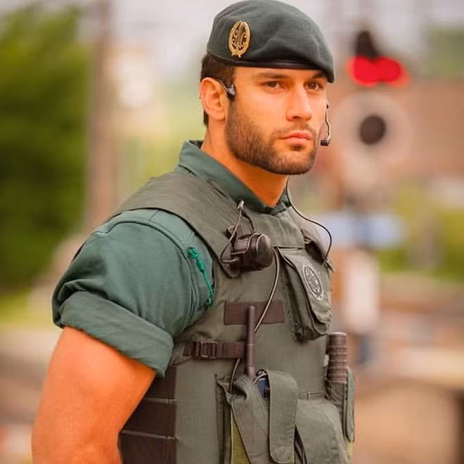 Jorge Pérez (sinh năm 1983) là sĩ quan thuộc lực lượng quân đội tại Cantabrian, Tây Ban Nha. Năm 2018, anh bất ngờ nổi tiếng khắp mạng xã hội với bức ảnh do nhiếp ảnh gia chụp lại khi đang làm nhiệm vụ. Hình ảnh chàng quân nhân điển trai trong bộ đồng phục nhanh chóng gây sốt và thu hút sự chú ý của dân mạng khắp thế giới.