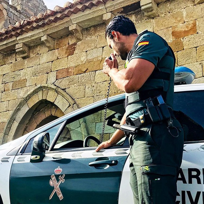 Sự nổi tiếng bất ngờ giúp 8X đổi đời chỉ sau 2 năm. Sở hữu thân hình cơ bắp, lực lưỡng cùng chiều cao 1,91 m, Jorge Pérez lọt vào mắt xanh của nhiều nhiếp ảnh gia, nhà thiết kế. Hiện anh vừa làm nhiệm vụ đúng chuyên môn - đóng quân tại thành phố Palencia - đồng thời là người mẫu cho nhiều nhãn hàng danh tiếng.