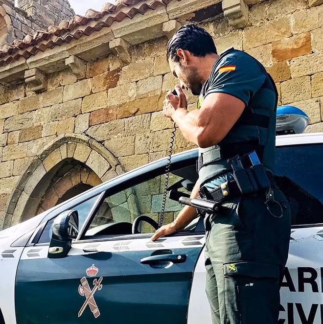 Sự nổi tiếng bất ngờ giúp 8X đổi đời chỉ sau 2 năm. Sở hữu thân hình cơ bắp, lực lưỡng cùng chiều cao 1,91 m, Jorge Pérez lọt vào mắt xanh của nhiều nhiếp ảnh gia, nhà thiết kế. Hiện anh vừa làm nhiệm vụ đúng chuyên môn - đóng quân tại thành phố Palencia - đồng thời là người mẫu cho nhiều nhãn hàng danh tiếng.