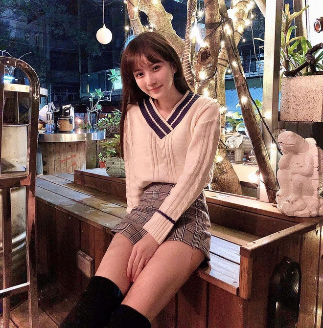 Thời gian gần đây, hot girl bắt đầu theo đuổi phong cách trưởng thành, sexy hơn một chút để thoát khỏi hình tượng nữ sinh trong sáng.