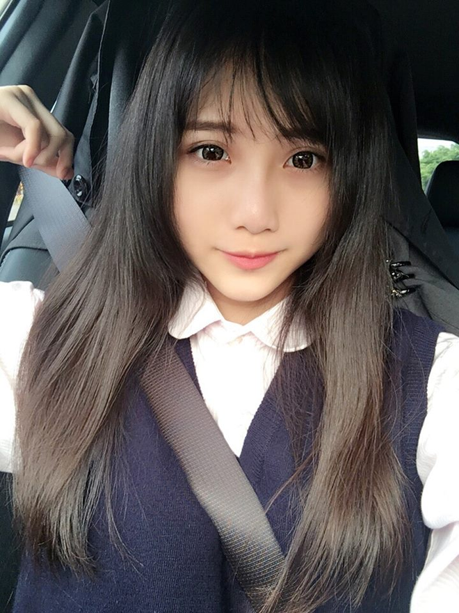 Liu Fangxuan sở hữu đôi mắt to tròn, khuôn mặt phúng phính và môi chúm chím. Cô nàng được đánh giá là trông trẻ hơn hẳn so với tuổi thật của mình.