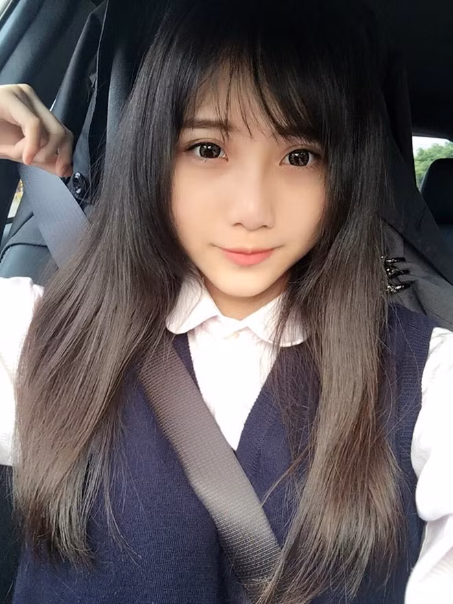 Liu Fangxuan sở hữu đôi mắt to tròn, khuôn mặt phúng phính và môi chúm chím. Cô nàng được đánh giá là trông trẻ hơn hẳn so với tuổi thật của mình.