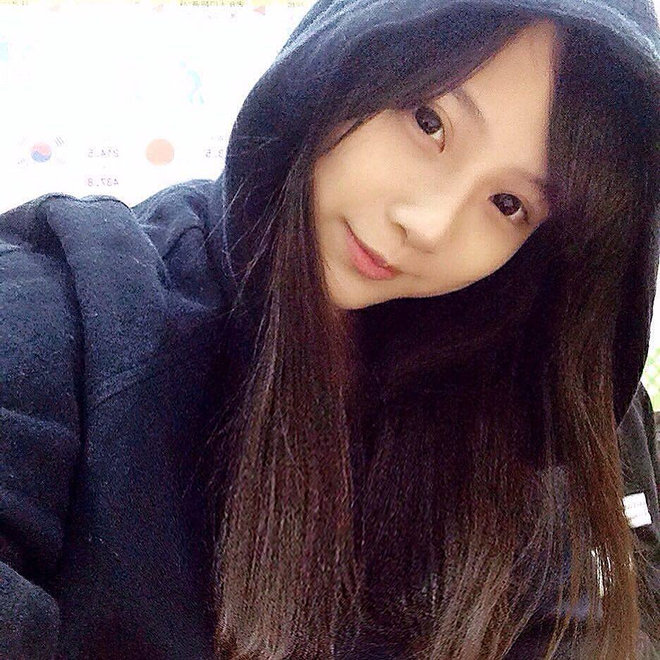 Khuôn mặt mộc của hot girl 9X xinh đẹp tới nỗi được ví như tiên tử. Nhiều dân mạng cũng cho biết vẻ đẹp mộc mạc của Liu Fangxuan làm họ nhớ đến mối tình đầu những năm trung học.