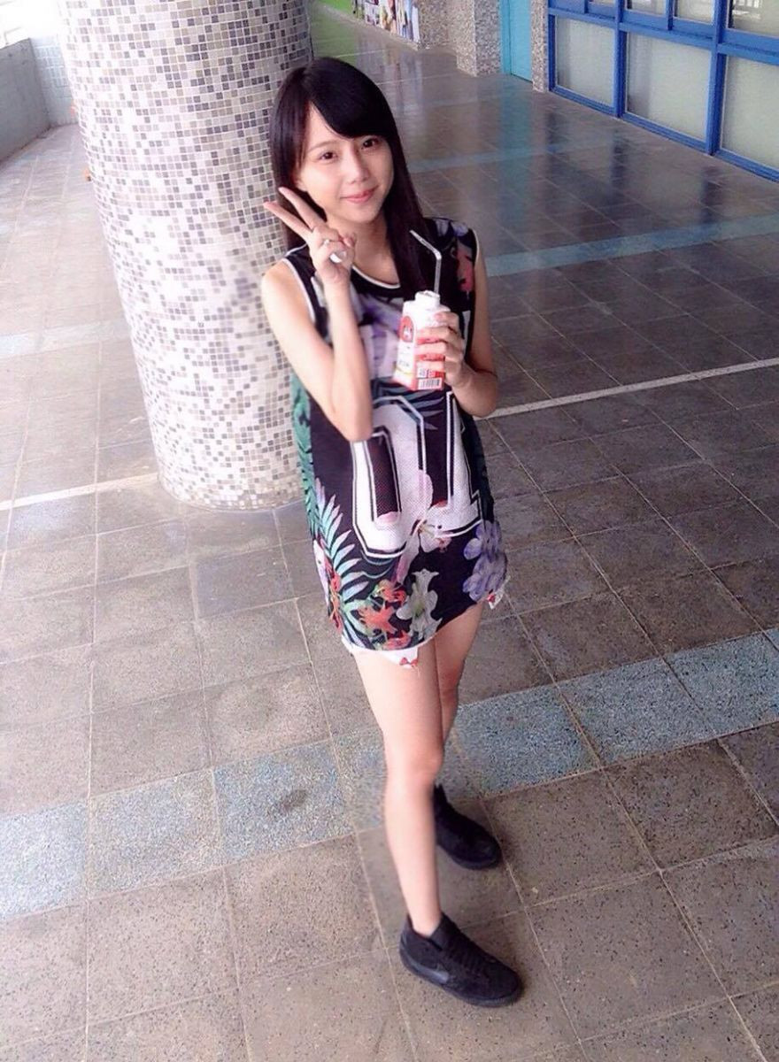 Vì vẫn là học sinh nên nàng hot girl có cách ăn mặc cực kỳ giản dị và đặc biệt là khuôn mặt mộc nhưng vẫn xinh đẹp bất chấp khiến dân mạng mê đắm.