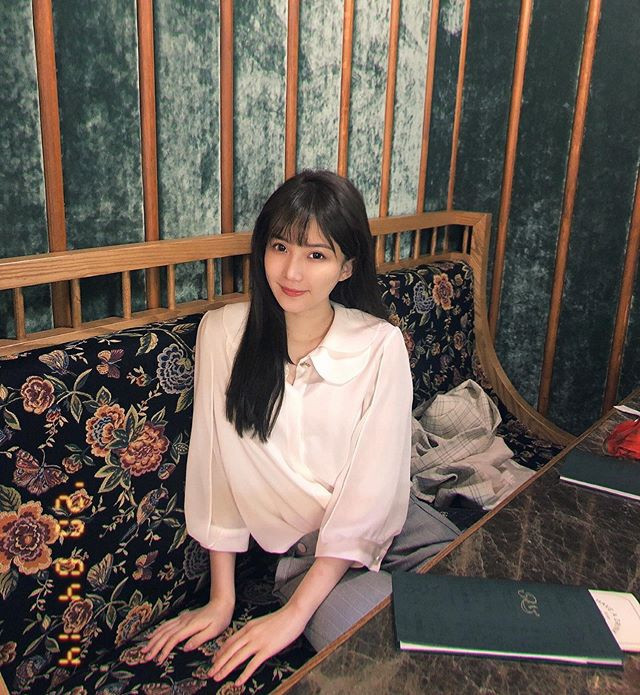 Dù đã tham gia vào làng giải trí, thường xuyên tham dự sự kiện thế nhưng hot girl này vẫn trung thành với phong cách mộc mạc, không hề lạm dụng son phấn. Người hâm mộ cũng hoàn toàn ủng hộ với quyết định này bởi cho rằng việc trang điểm đậm sẽ khiến Liu Fangxuan trông già và kém tự nhiên hơn.