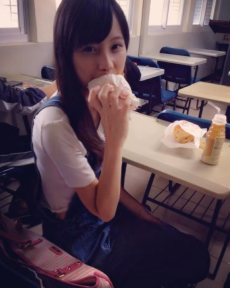 Năm 2016, những bức hình ở trường của hot girl Đài Loan Liu Fangxuan (SN 1996) xuất hiện ngập tràn trên các diễn đàn mạng xã hội, cô nàng được khen ngợi sở hữu nhan sắc trong sáng, xinh đẹp.