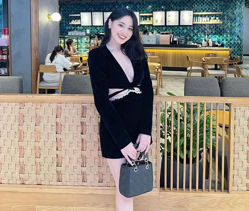 Với vóc dáng "có ăn có tập", Trâm Anh không ngại thử sức với những style thời trang khác nhau.