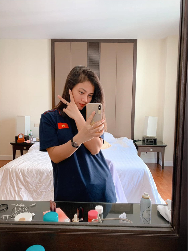 Trước khi được cử đi Philippines phục vụ SEA Games 2019, nàng bác sĩ hot girl cũng từng là thành viên đi theo đoàn của đội tuyển U19 nữ Việt Nam tham dự giải đấu quốc tế tại Myanmar tháng 10 vừa qua.