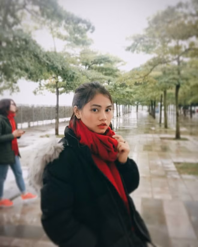 Bác sĩ của đoàn thể thao Việt Nam có đôi mắt to tròn, nước da trắng và khuôn miệng tươi. Cô nàng được đánh giá là xinh đẹp không kém cạnh bất kỳ hot girl nào.