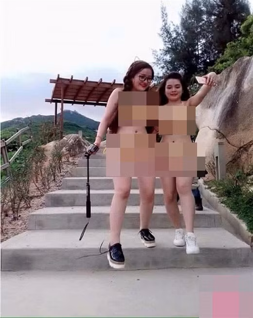 Trước đó, hot girl ngực khủng Ngân 98 cũng nhiều lần lộ thân hình mũm mĩm.