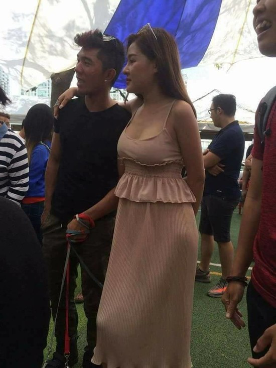 Nhan sắc kém xinh, thân hình nặng nề và phong cách ăn mặc lôi thôi của Ngân 98 trong 1 sự kiện ngoài trời cùng Lương Bằng Quang khiến nhiều người vỡ mộng về cô nàng.