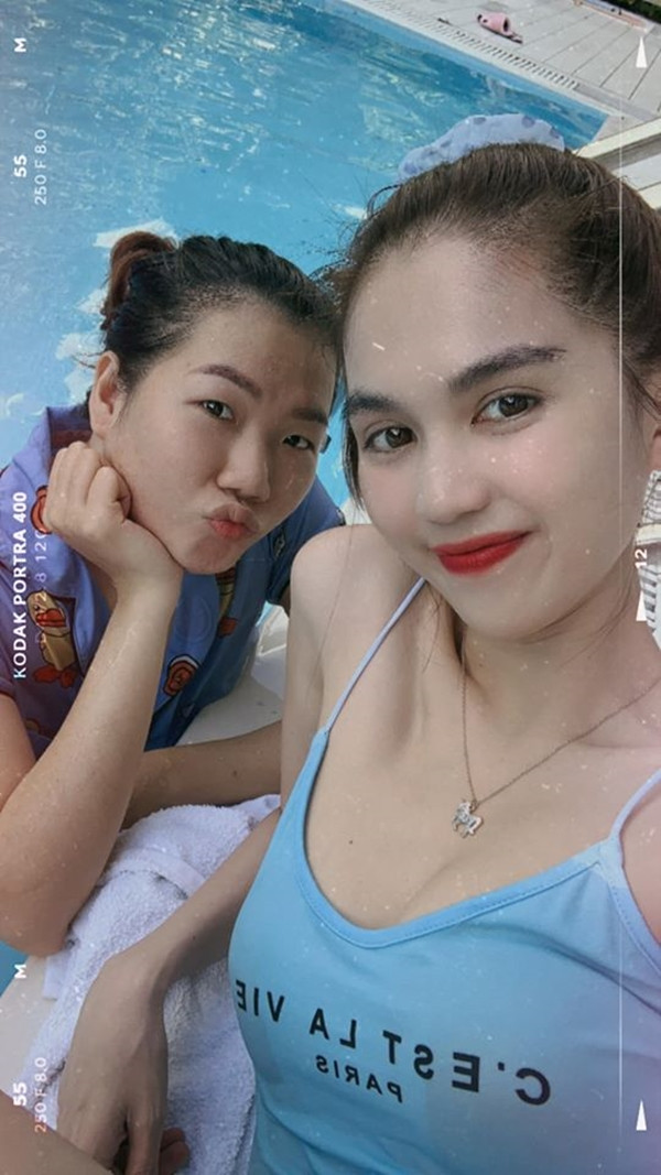 Dòng trạng thái của Ngọc Trinh khiến cộng đồng mạng chú ý có nguyên văn như sau : "Mình cứ vui vẻ thôi, ông trời tính cả rồi. Nếu ai mà sống lỗi, thì nách sẽ bị hôi". 