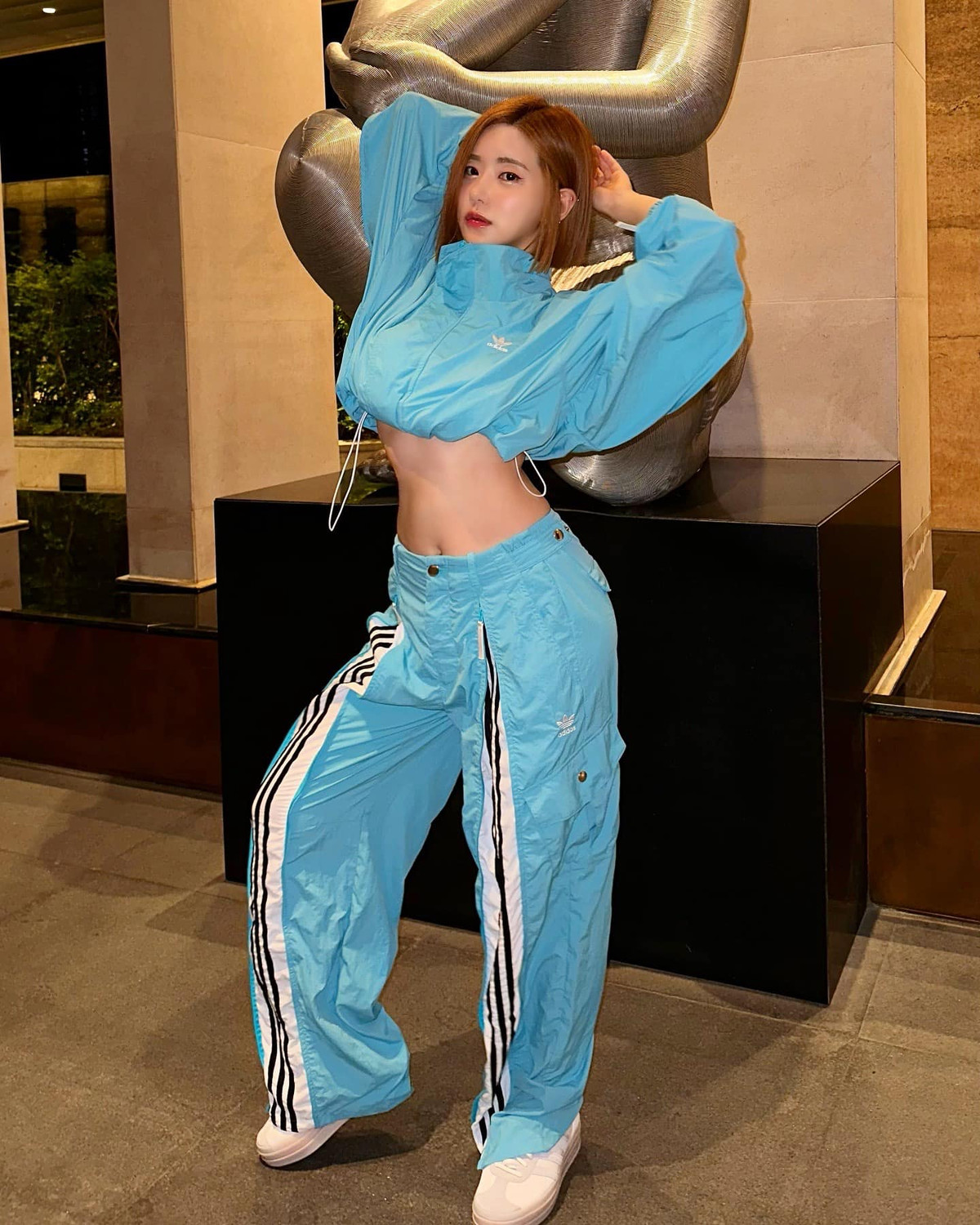 Nữ DJ sinh năm 1984 nhiều lần bị lộ bằng chứng thẩm mỹ như mặt cứng đờ, sưng phồng. Đây được cho là hậu quả của việc bơm tiêm chất làm đầy quá đà.